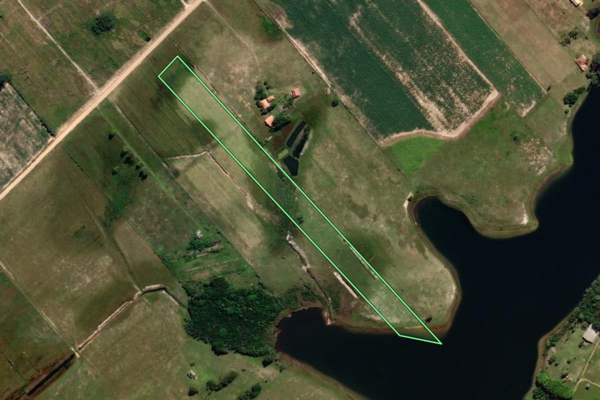 Imagem de satélite do imóvel rural em Jaguaruna (SC), com o contorno declarado no CAR desenhado por cima.