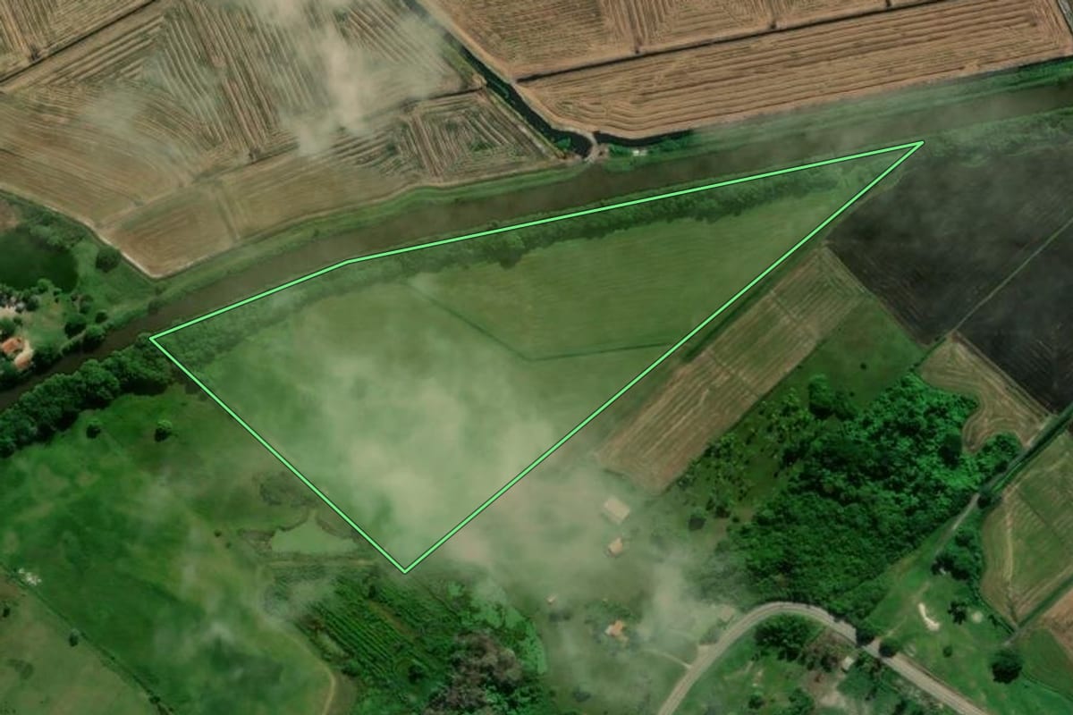 Imagem de satélite do imóvel rural em Jaguaruna (SC), com o contorno declarado no CAR desenhado por cima.