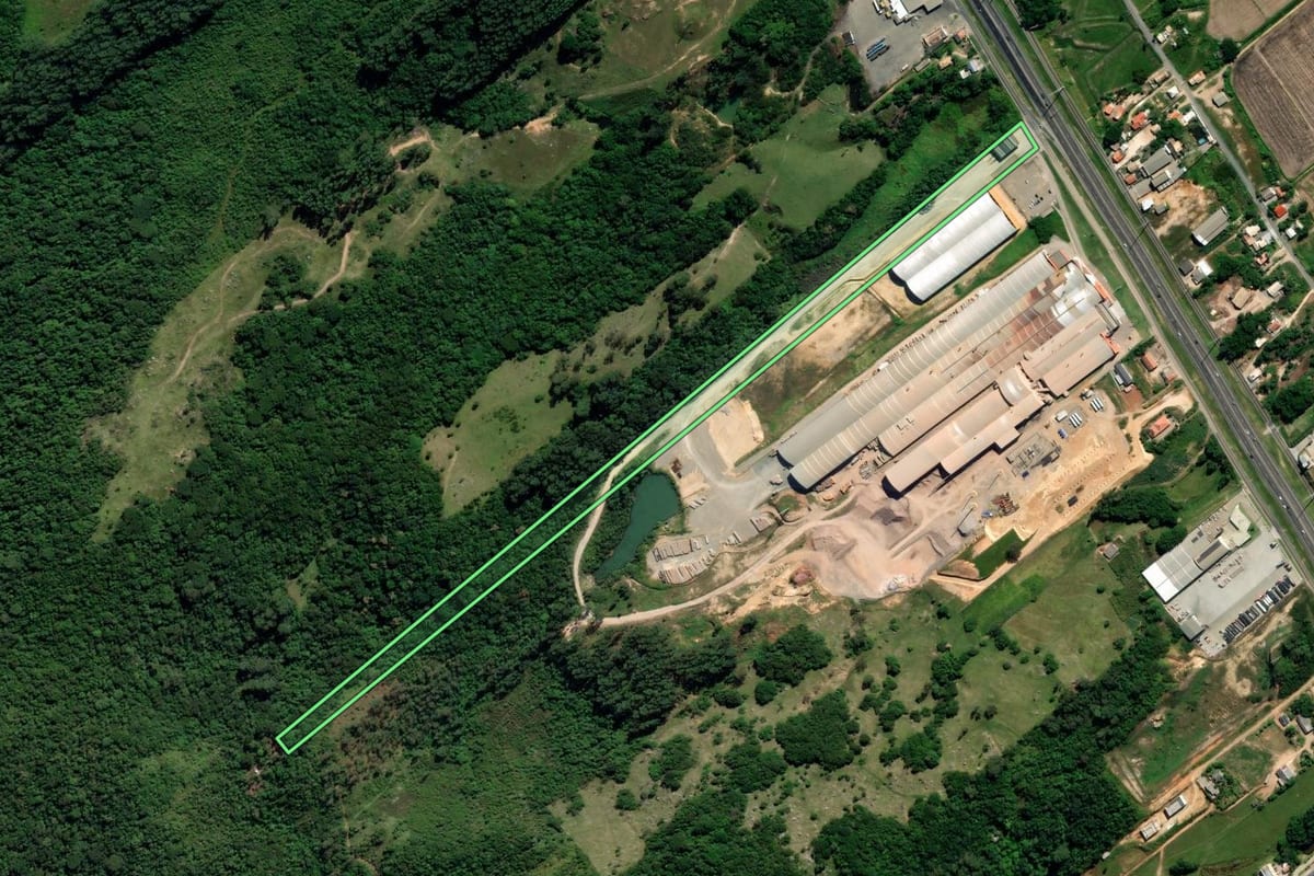 Imagem de satélite do imóvel rural em Jaguaruna (SC), com o contorno declarado no CAR desenhado por cima.
