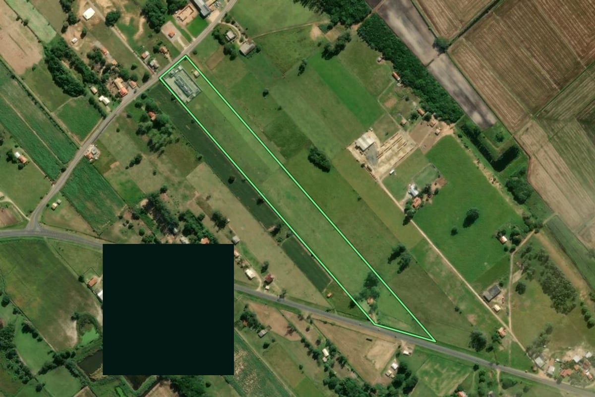 Imagem de satélite do imóvel rural em Jaguaruna (SC), com o contorno declarado no CAR desenhado por cima.