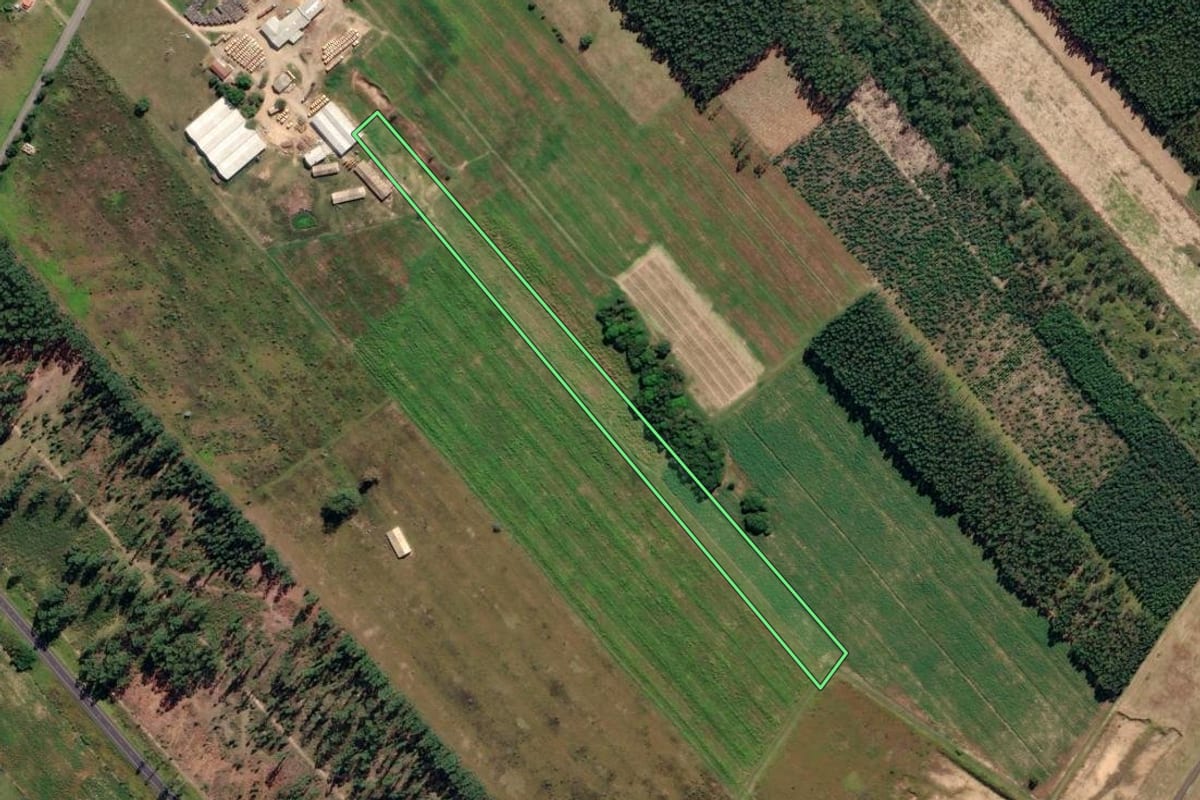 Imagem de satélite do imóvel rural em Jaguaruna (SC), com o contorno declarado no CAR desenhado por cima.