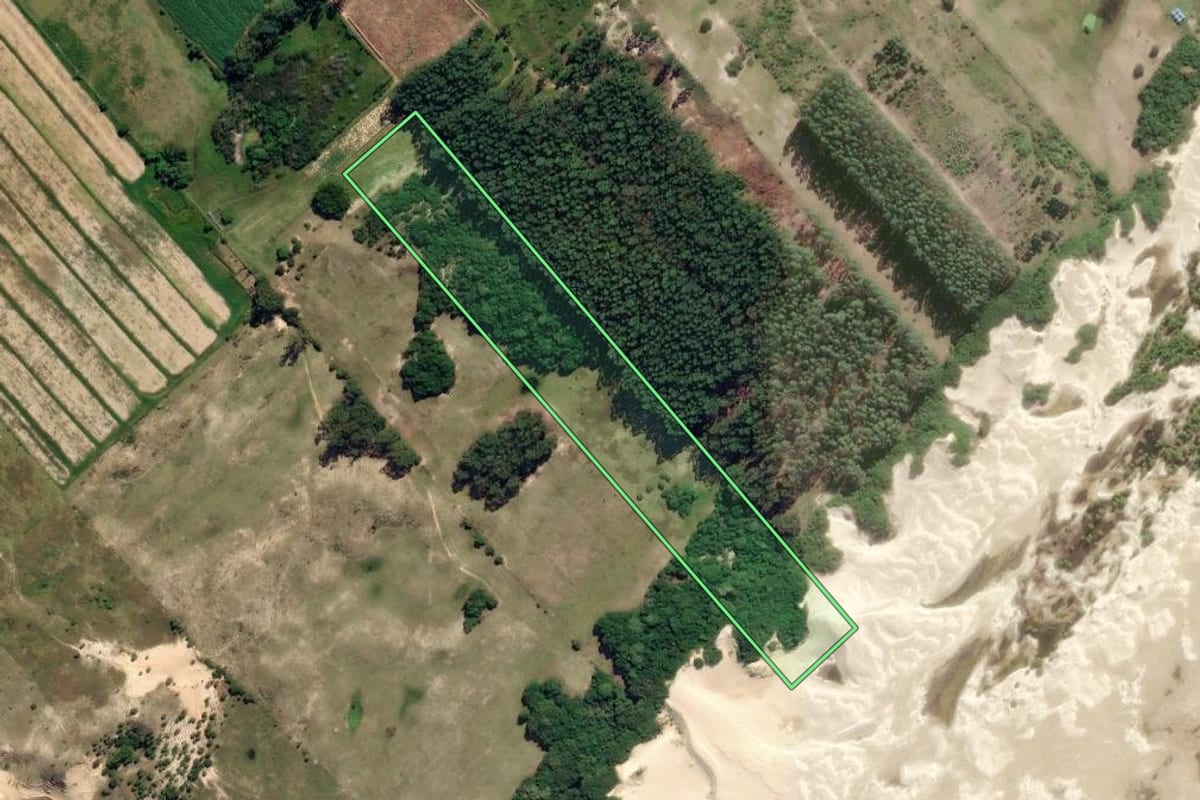 Imagem de satélite do imóvel rural em Jaguaruna (SC), com o contorno declarado no CAR desenhado por cima.