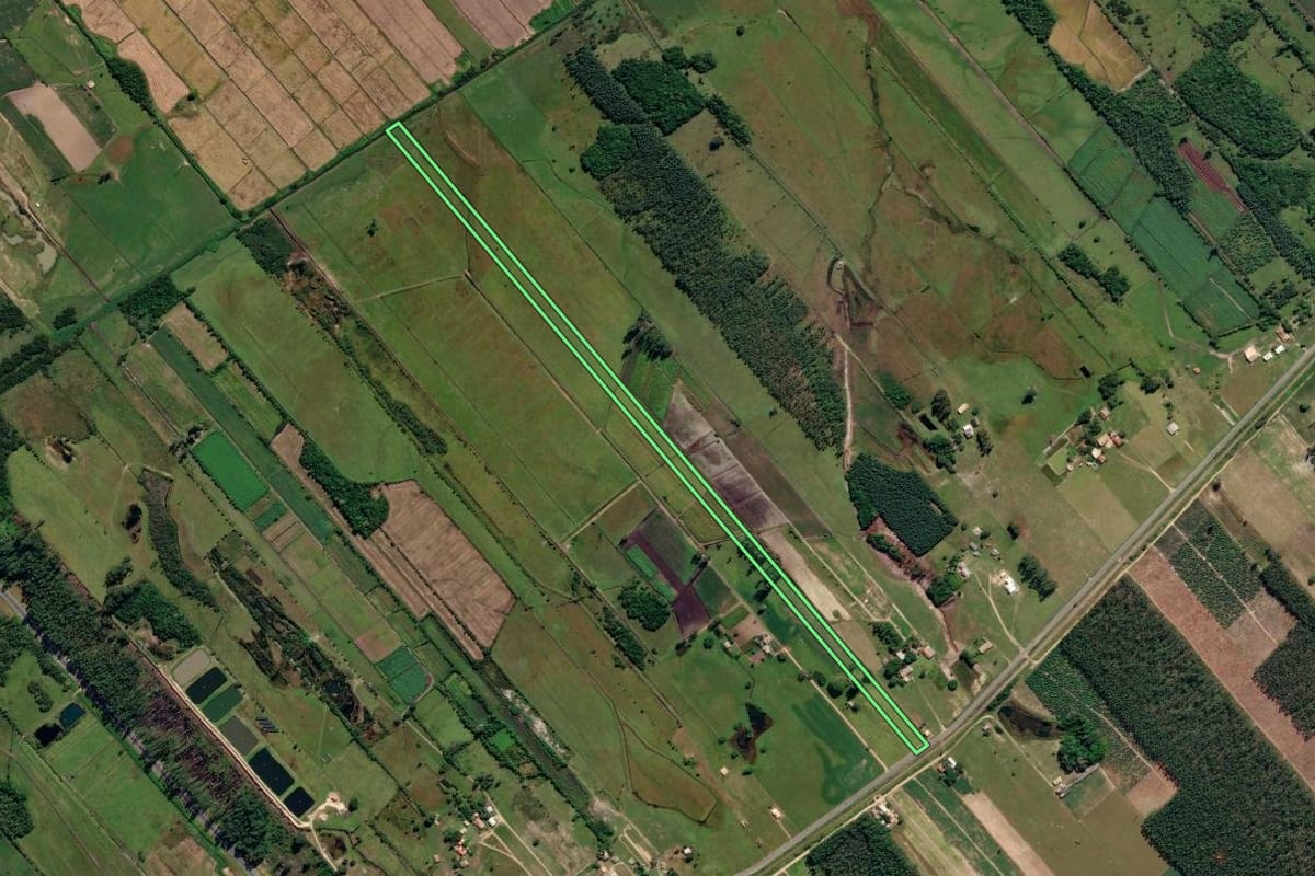 Imagem de satélite do imóvel rural em Jaguaruna (SC), com o contorno declarado no CAR desenhado por cima.