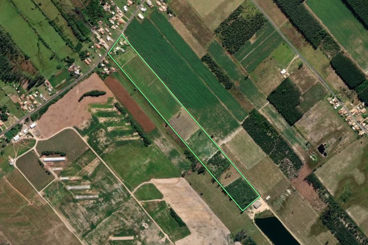 Imagem de satélite do imóvel rural em Jaguaruna (SC), com o contorno declarado no CAR desenhado por cima.