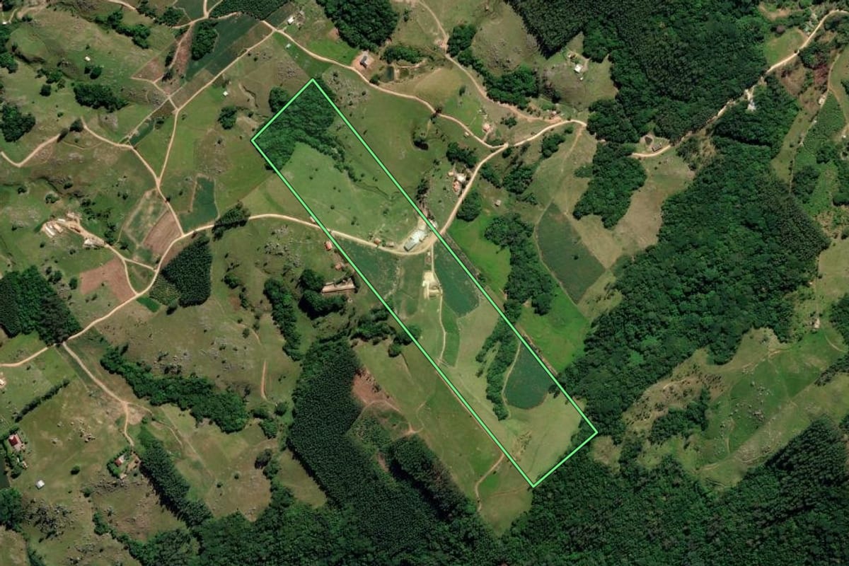 Imagem de satélite do imóvel rural em Jaguaruna (SC), com o contorno declarado no CAR desenhado por cima.