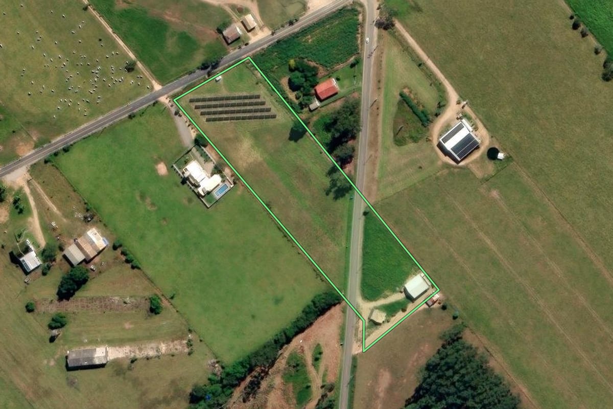 Imagem de satélite do imóvel rural em Jaguaruna (SC), com o contorno declarado no CAR desenhado por cima.
