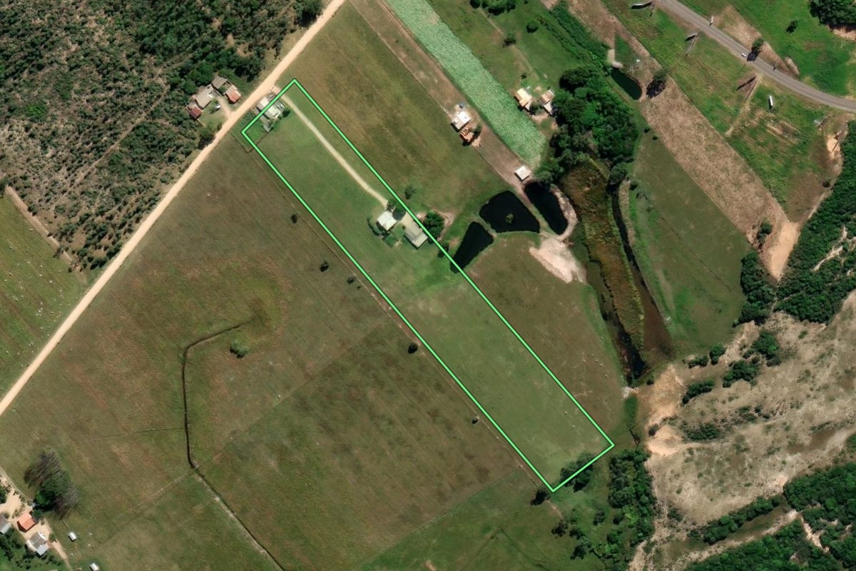 Imagem de satélite do imóvel rural em Jaguaruna (SC), com o contorno declarado no CAR desenhado por cima.