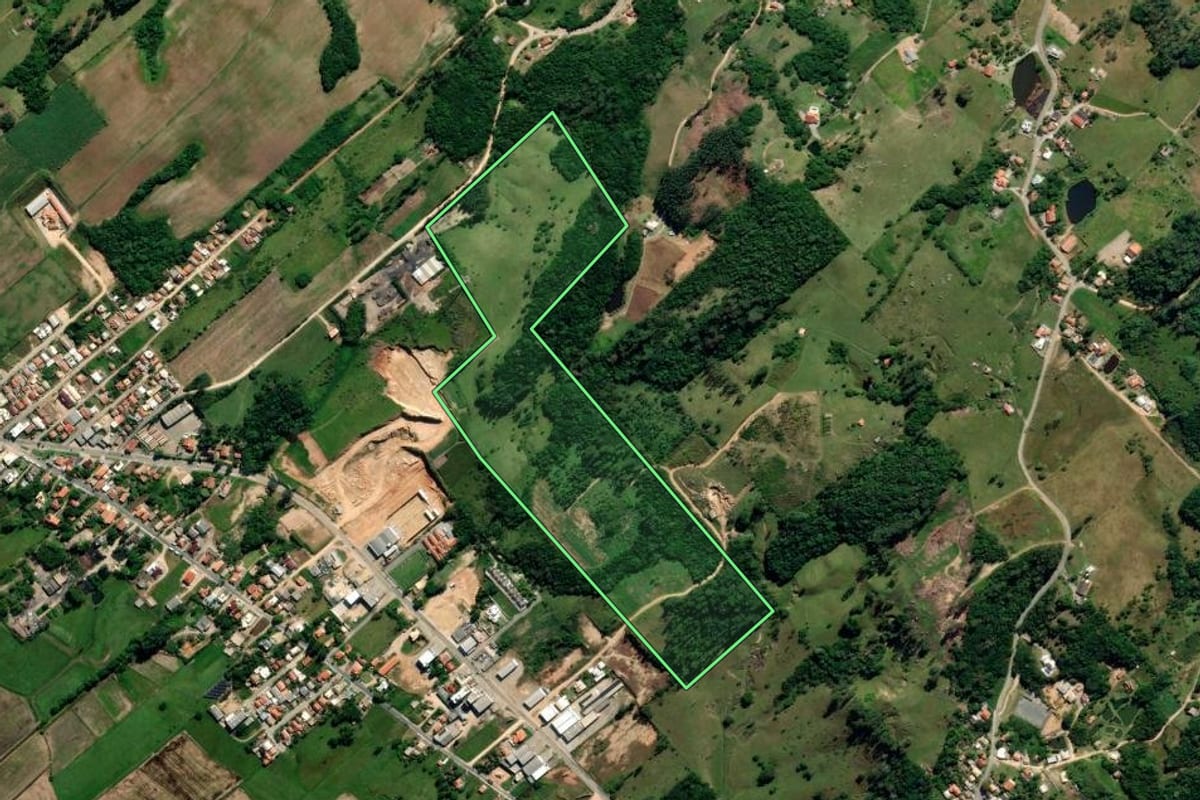Imagem de satélite do imóvel rural em Jaguaruna (SC), com o contorno declarado no CAR desenhado por cima.