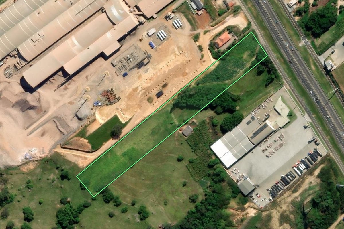 Imagem de satélite do imóvel rural em Jaguaruna (SC), com o contorno declarado no CAR desenhado por cima.