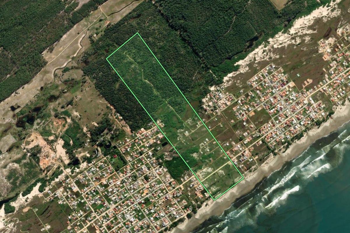 Imagem de satélite do imóvel rural em Jaguaruna (SC), com o contorno declarado no CAR desenhado por cima.