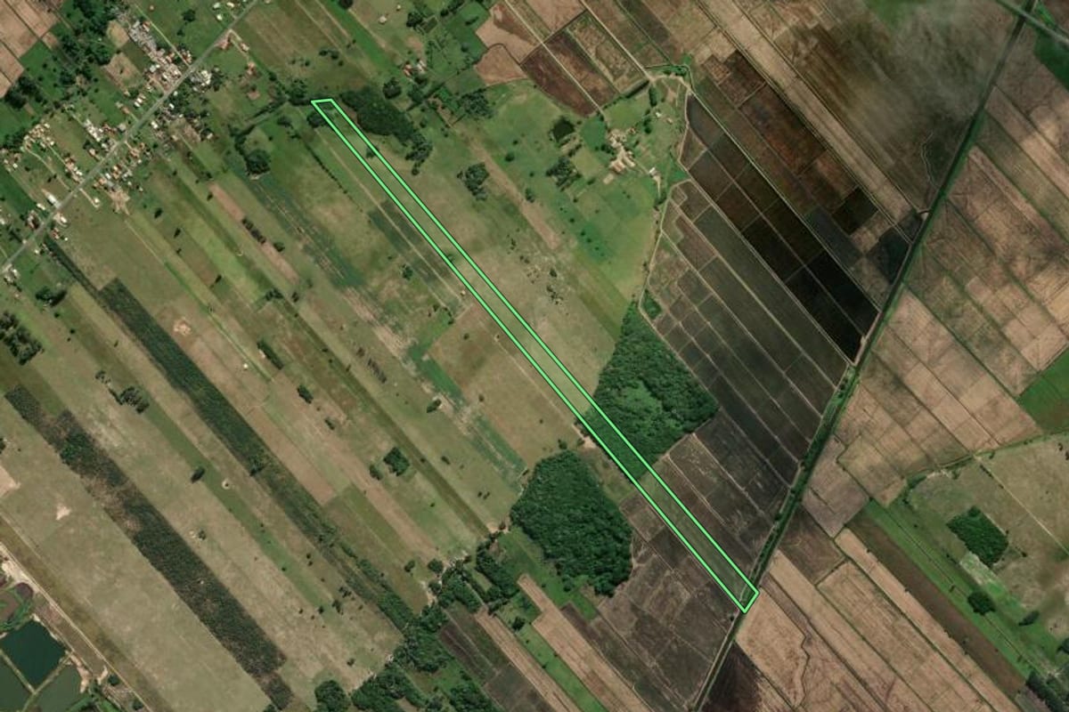 Imagem de satélite do imóvel rural em Jaguaruna (SC), com o contorno declarado no CAR desenhado por cima.