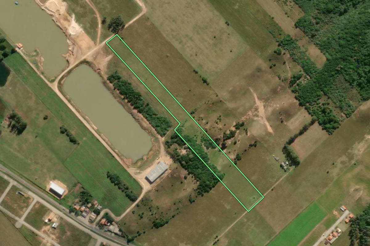 Imagem de satélite do imóvel rural em Jaguaruna (SC), com o contorno declarado no CAR desenhado por cima.
