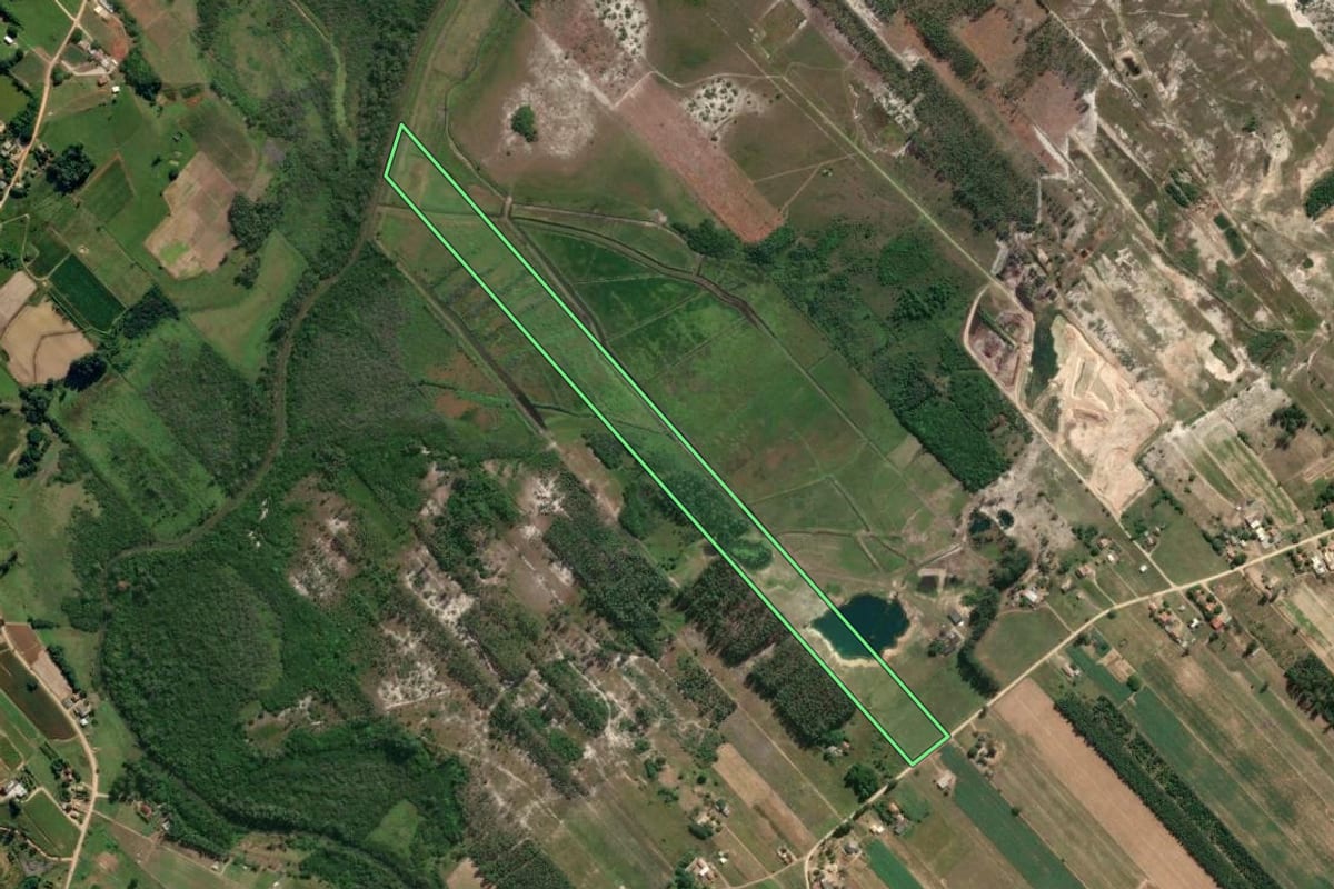 Imagem de satélite do imóvel rural em Jaguaruna (SC), com o contorno declarado no CAR desenhado por cima.