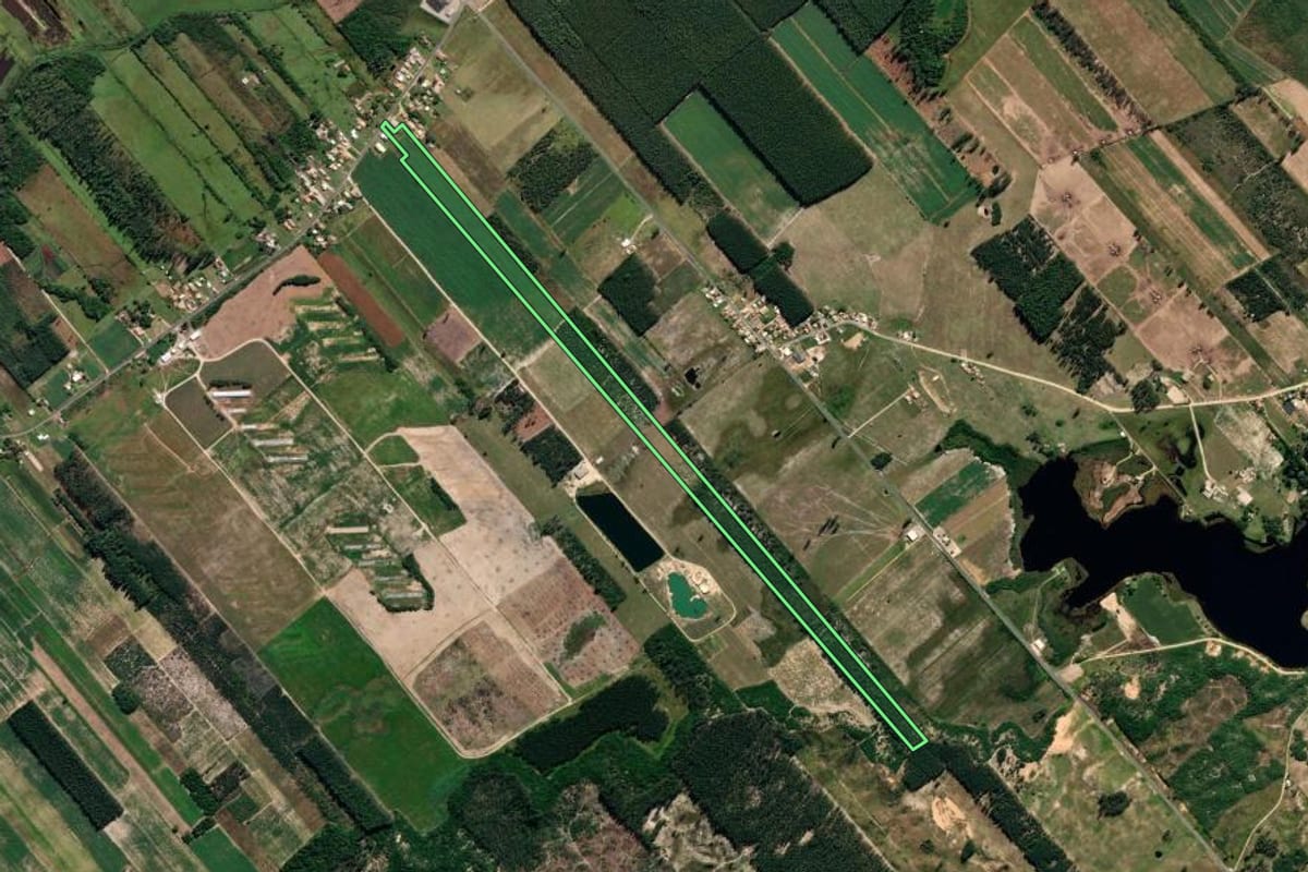 Imagem de satélite do imóvel rural em Jaguaruna (SC), com o contorno declarado no CAR desenhado por cima.
