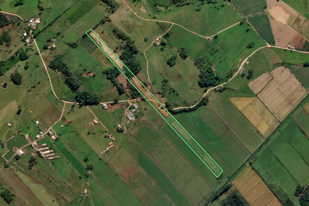 Imagem de satélite do imóvel rural em Jaguaruna (SC), com o contorno declarado no CAR desenhado por cima.