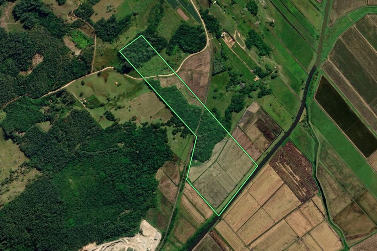 Imagem de satélite do imóvel rural em Jaguaruna (SC), com o contorno declarado no CAR desenhado por cima.