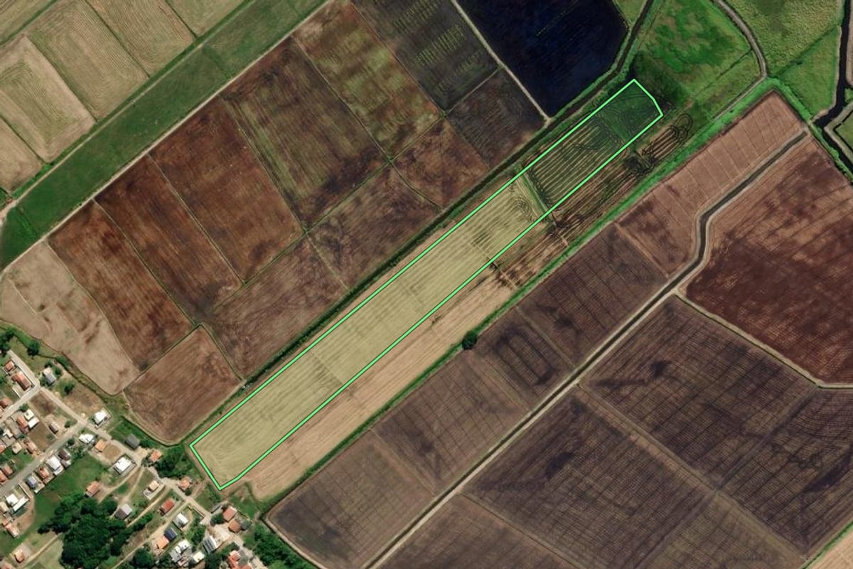 Imagem de satélite do imóvel rural em Jaguaruna (SC), com o contorno declarado no CAR desenhado por cima.