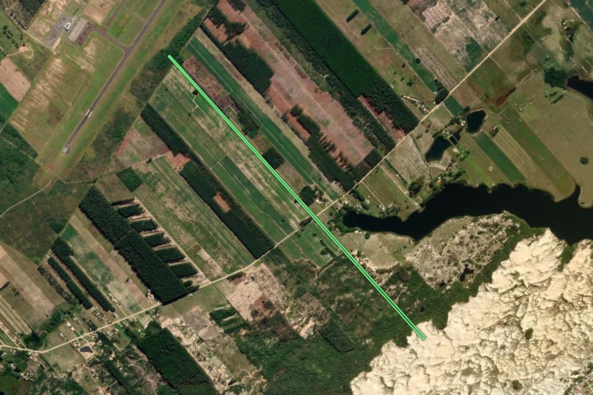 Imagem de satélite do imóvel rural em Jaguaruna (SC), com o contorno declarado no CAR desenhado por cima.