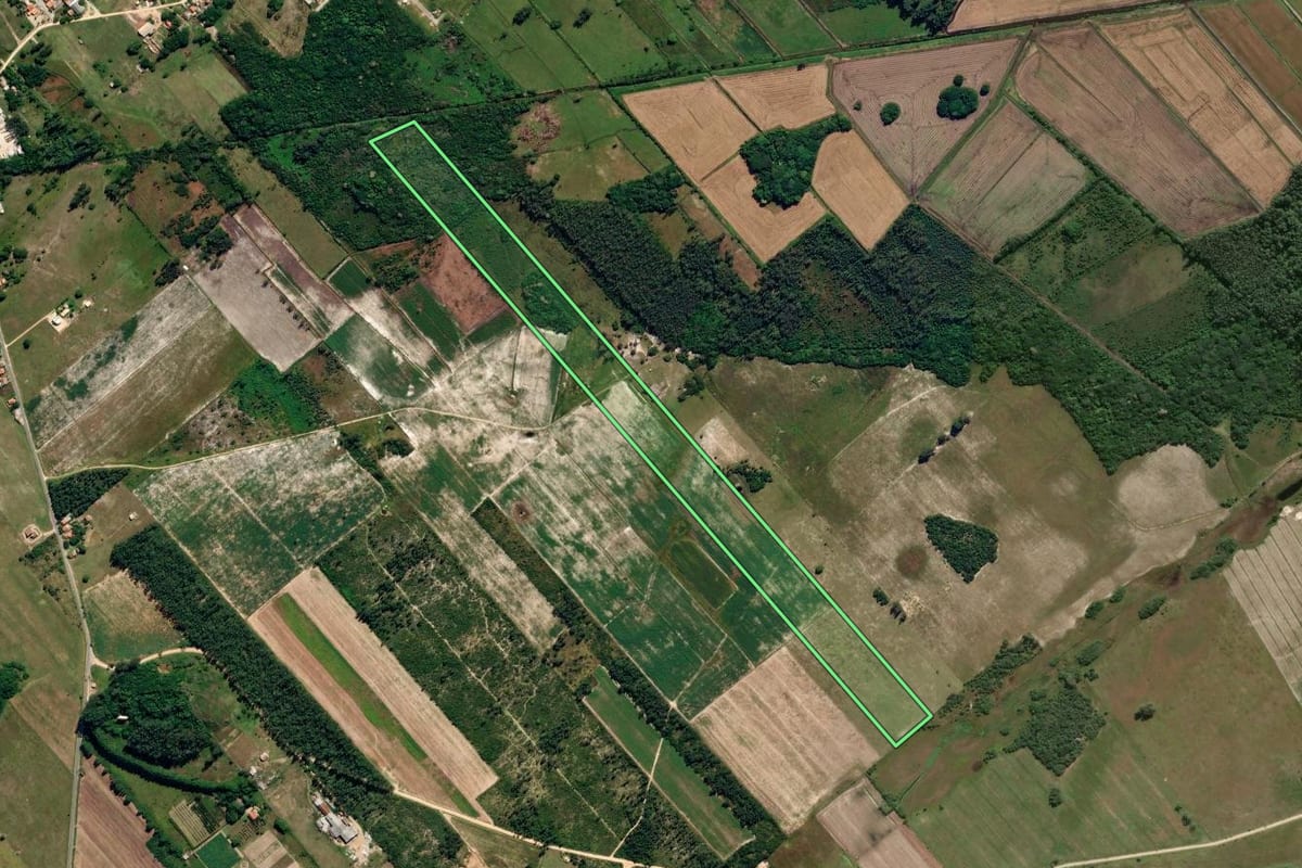 Imagem de satélite do imóvel rural em Jaguaruna (SC), com o contorno declarado no CAR desenhado por cima.