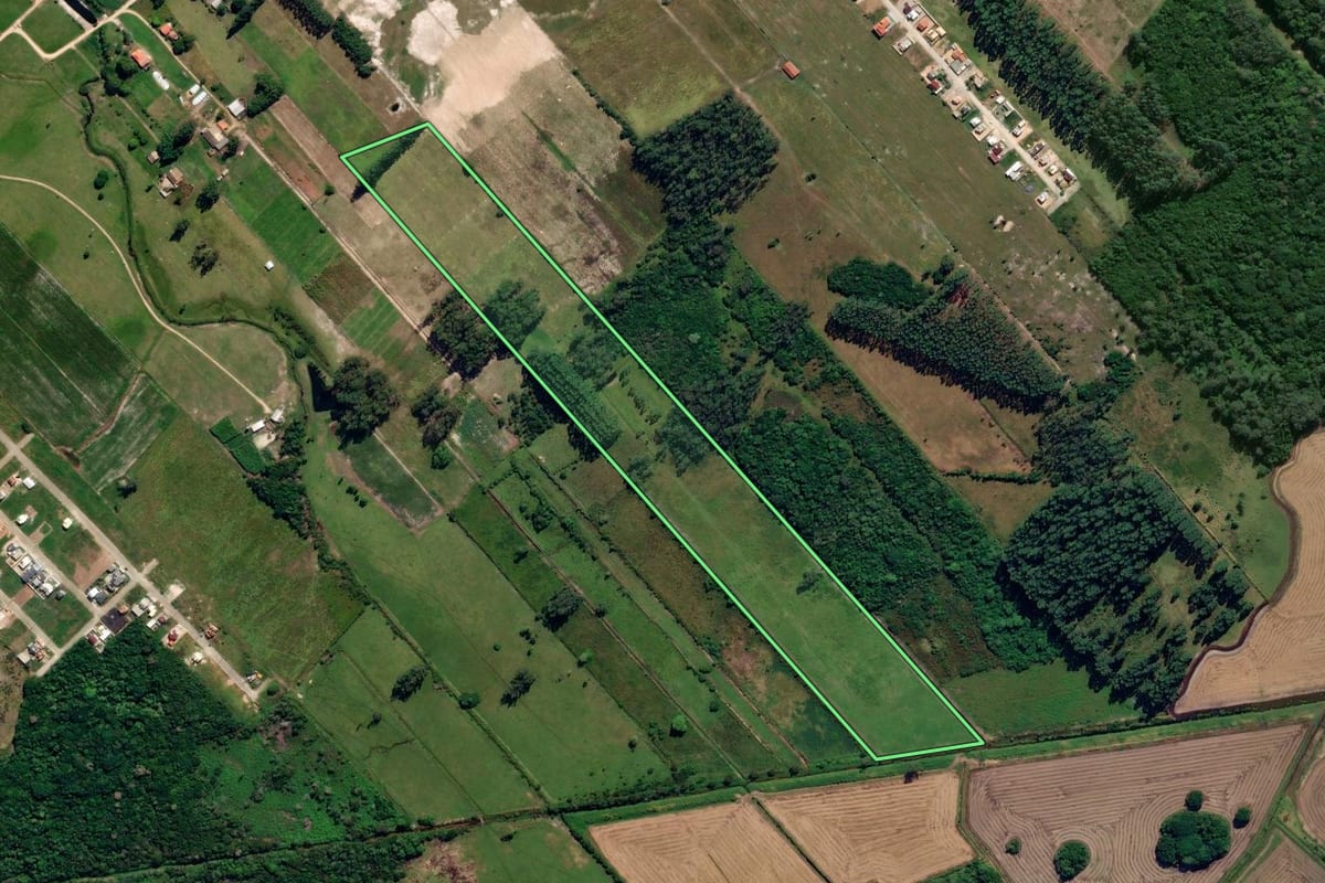 Imagem de satélite do imóvel rural em Jaguaruna (SC), com o contorno declarado no CAR desenhado por cima.