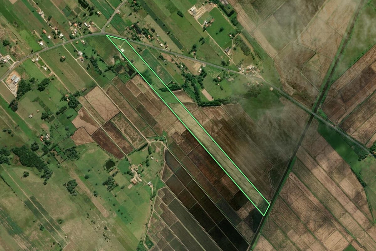 Imagem de satélite do imóvel rural em Jaguaruna (SC), com o contorno declarado no CAR desenhado por cima.
