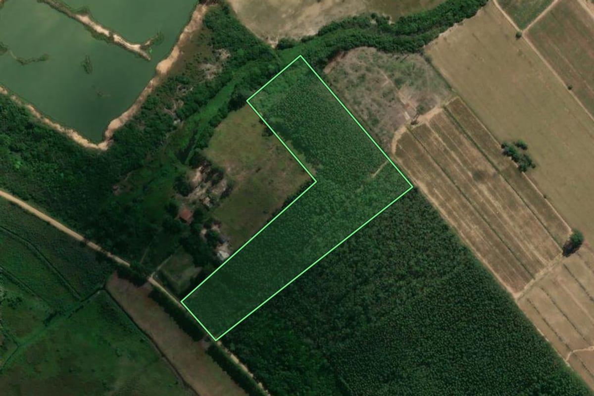 Imagem de satélite do imóvel rural em Jaguaruna (SC), com o contorno declarado no CAR desenhado por cima.