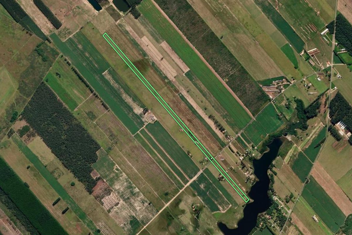 Imagem de satélite do imóvel rural em Jaguaruna (SC), com o contorno declarado no CAR desenhado por cima.