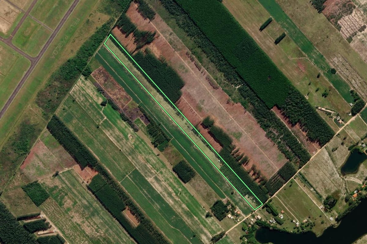 Imagem de satélite do imóvel rural em Jaguaruna (SC), com o contorno declarado no CAR desenhado por cima.