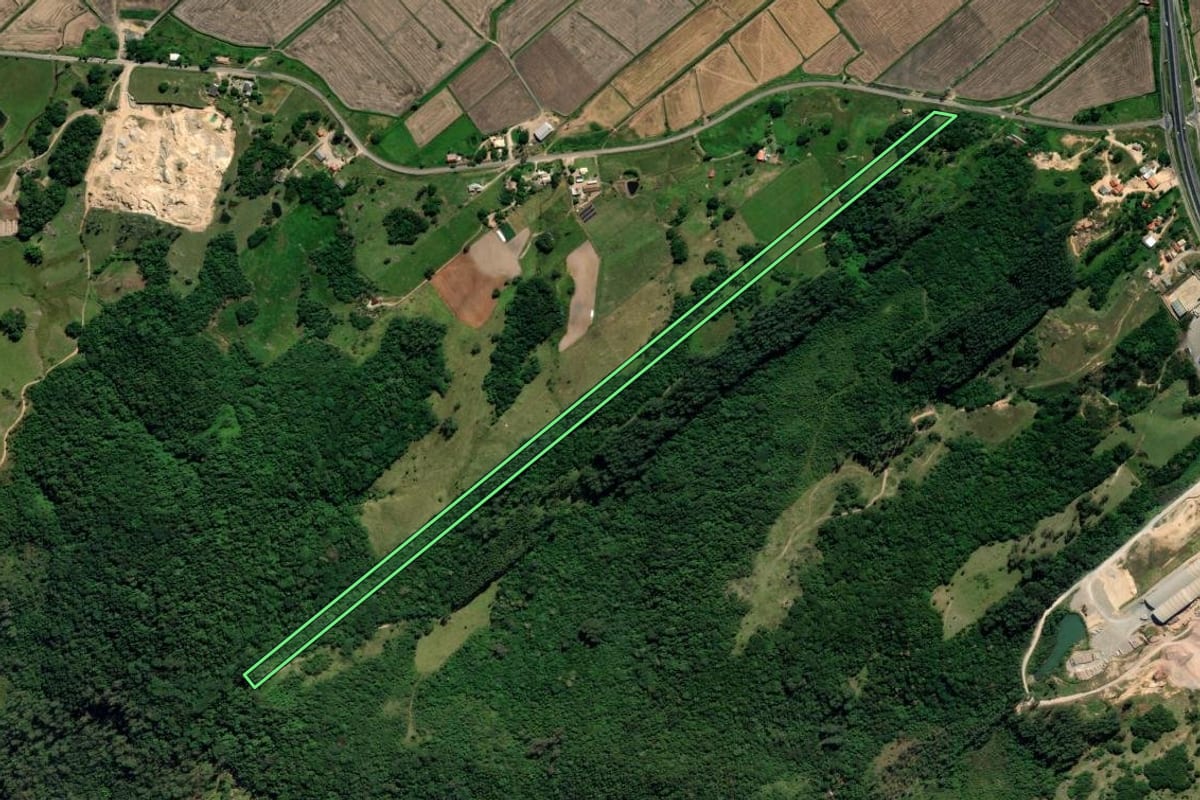Imagem de satélite do imóvel rural em Jaguaruna (SC), com o contorno declarado no CAR desenhado por cima.