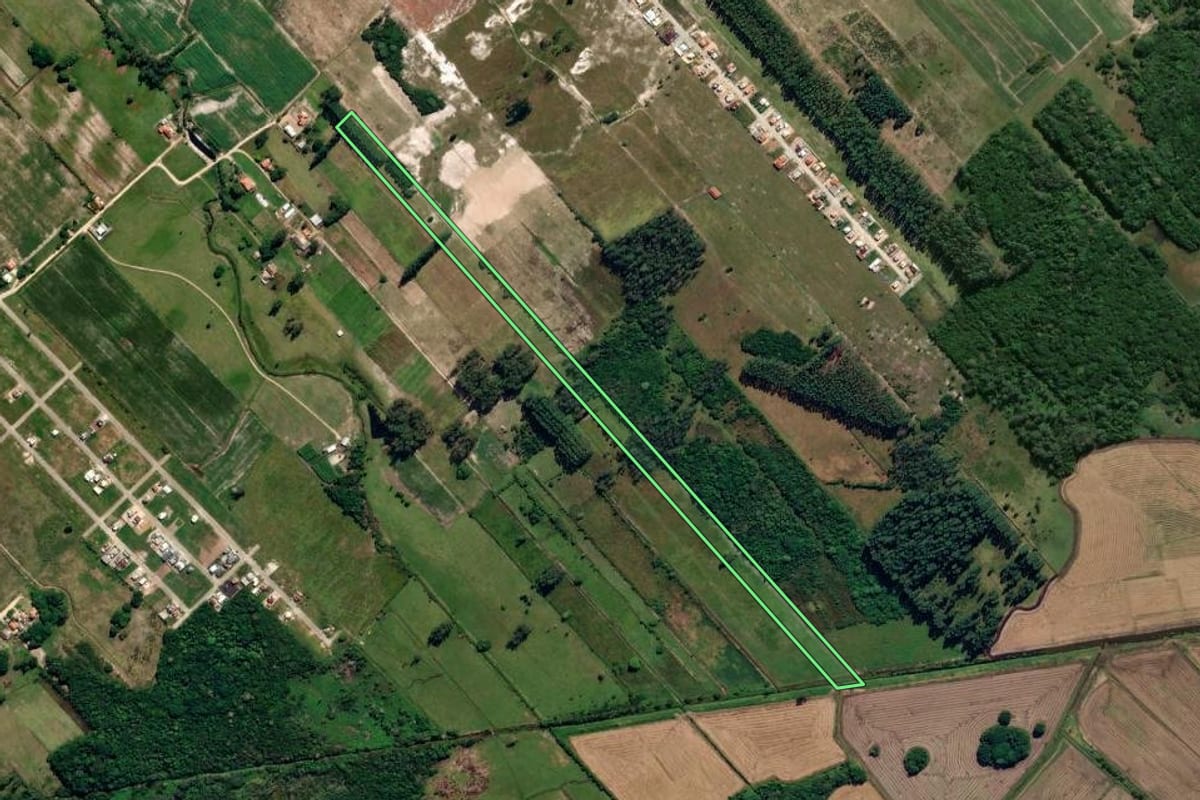 Imagem de satélite do imóvel rural em Jaguaruna (SC), com o contorno declarado no CAR desenhado por cima.