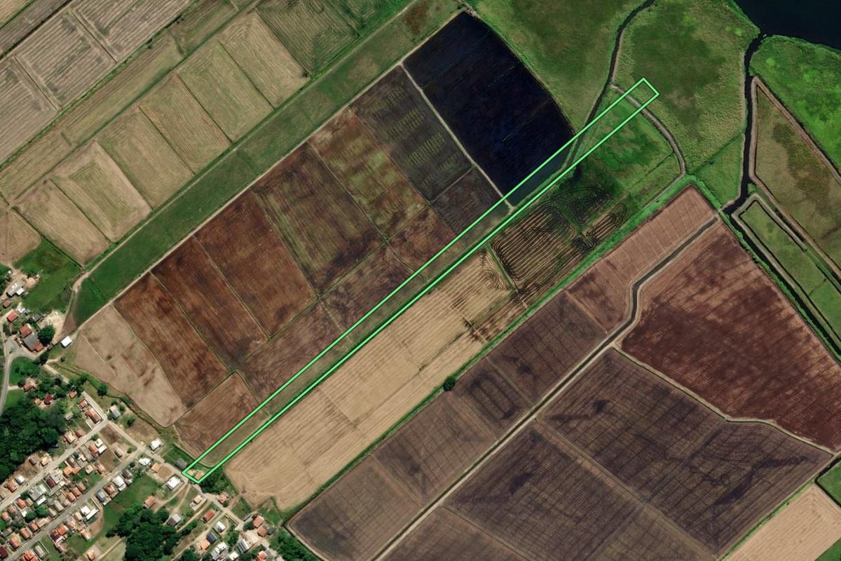 Imagem de satélite do imóvel rural em Jaguaruna (SC), com o contorno declarado no CAR desenhado por cima.
