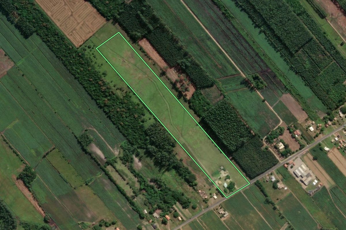 Imagem de satélite do imóvel rural em Jaguaruna (SC), com o contorno declarado no CAR desenhado por cima.
