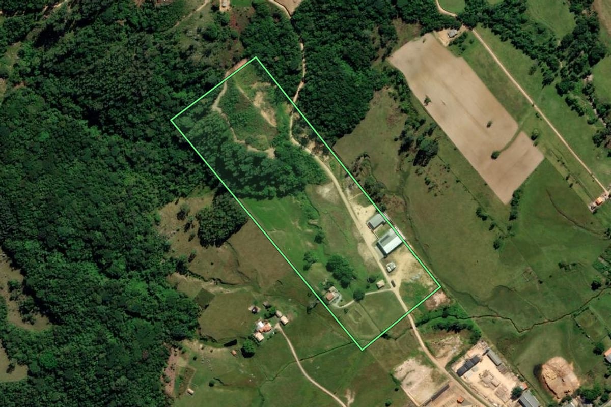 Imagem de satélite do imóvel rural em Jaguaruna (SC), com o contorno declarado no CAR desenhado por cima.