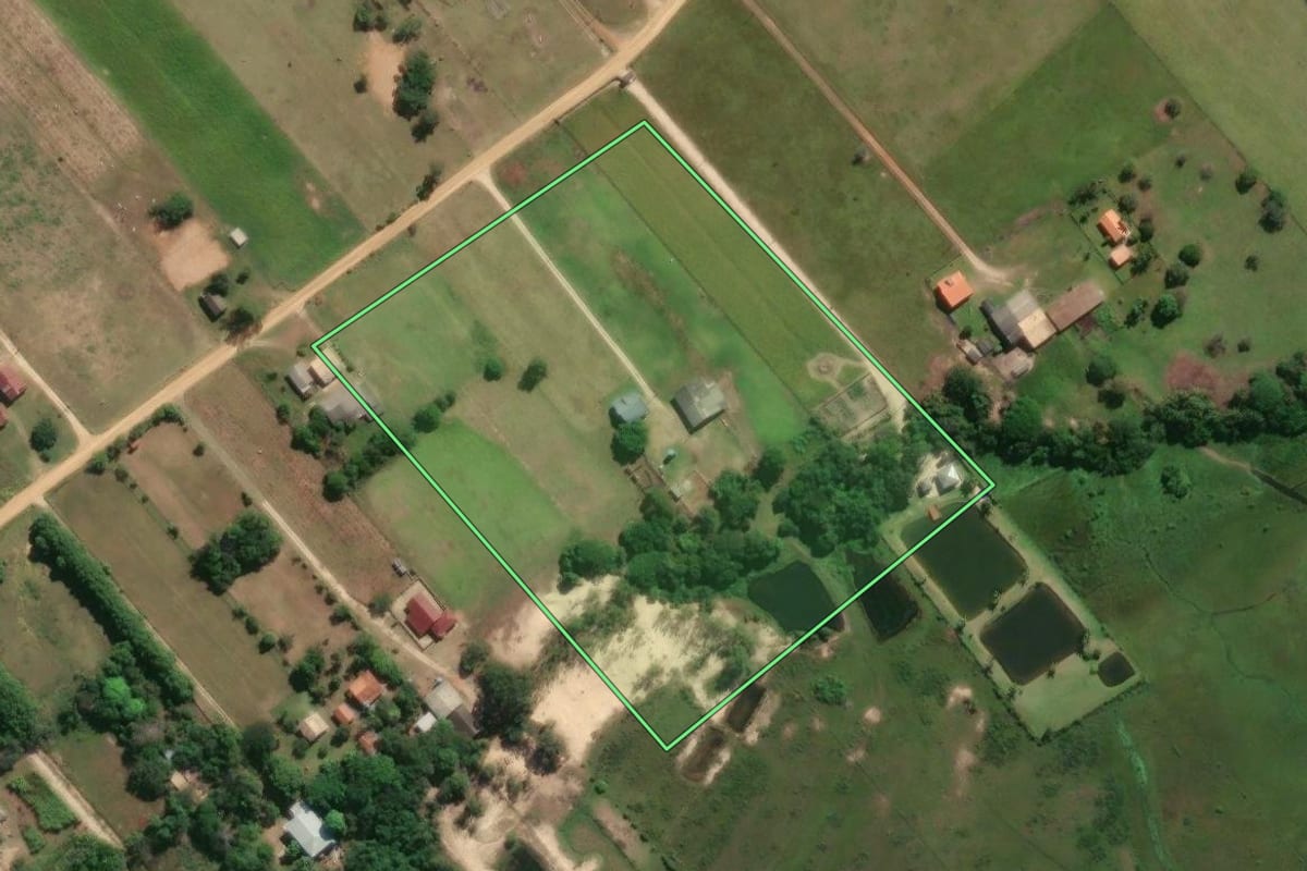 Imagem de satélite do imóvel rural em Jaguaruna (SC), com o contorno declarado no CAR desenhado por cima.