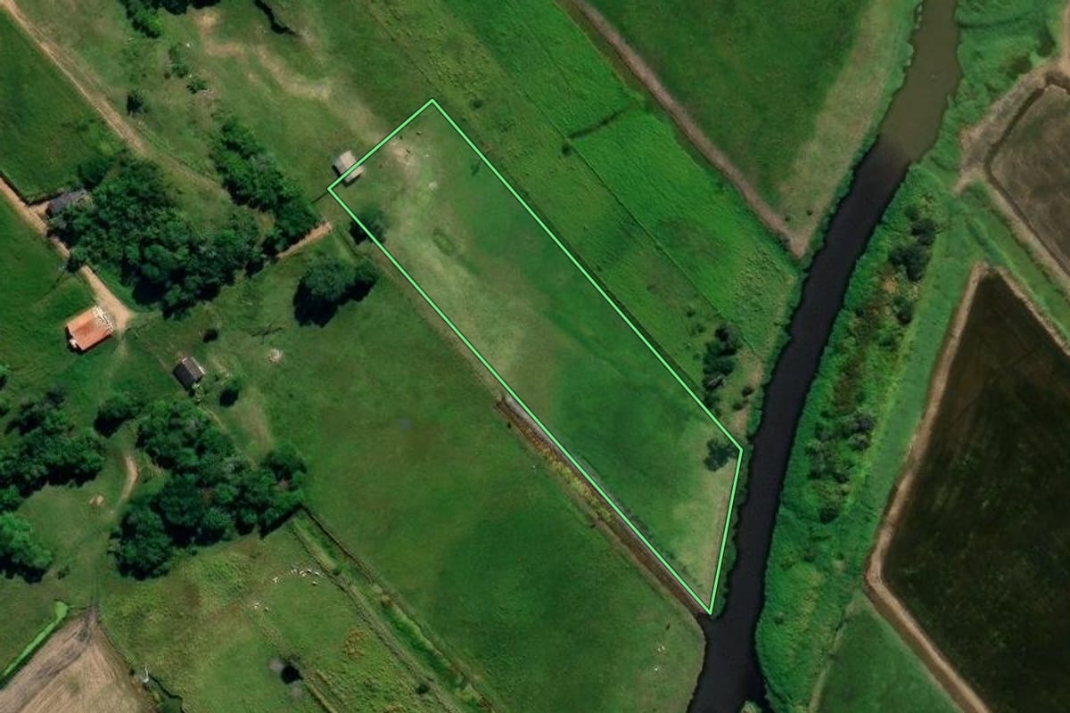Imagem de satélite do imóvel rural em Jaguaruna (SC), com o contorno declarado no CAR desenhado por cima.