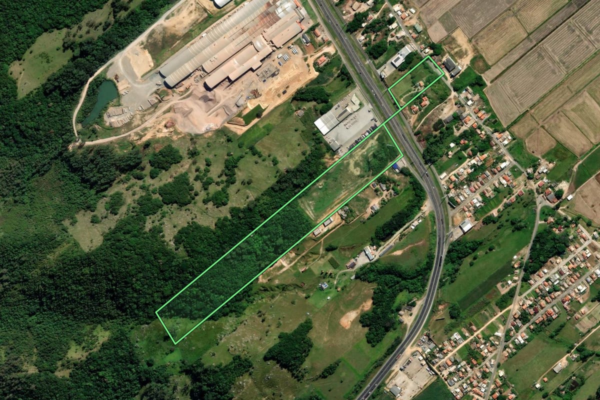 Imagem de satélite do imóvel rural em Jaguaruna (SC), com o contorno declarado no CAR desenhado por cima.