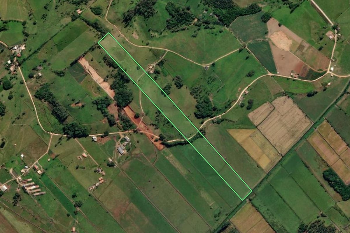 Imagem de satélite do imóvel rural em Jaguaruna (SC), com o contorno declarado no CAR desenhado por cima.
