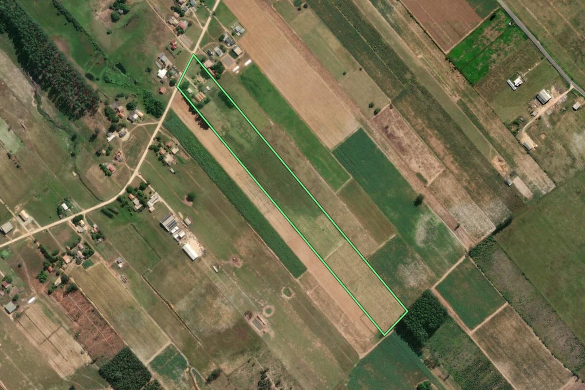 Imagem de satélite do imóvel rural em Jaguaruna (SC), com o contorno declarado no CAR desenhado por cima.
