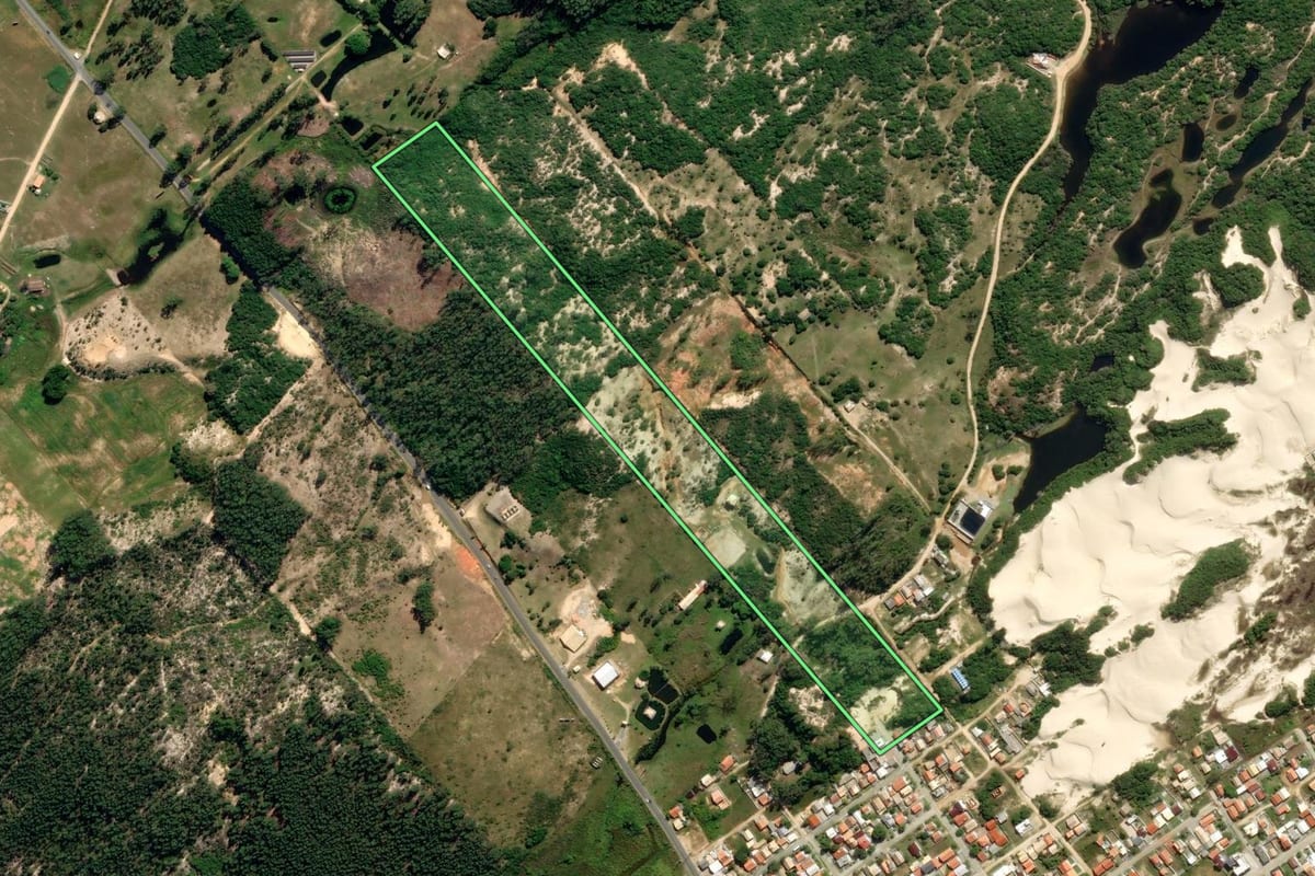Imagem de satélite do imóvel rural em Jaguaruna (SC), com o contorno declarado no CAR desenhado por cima.
