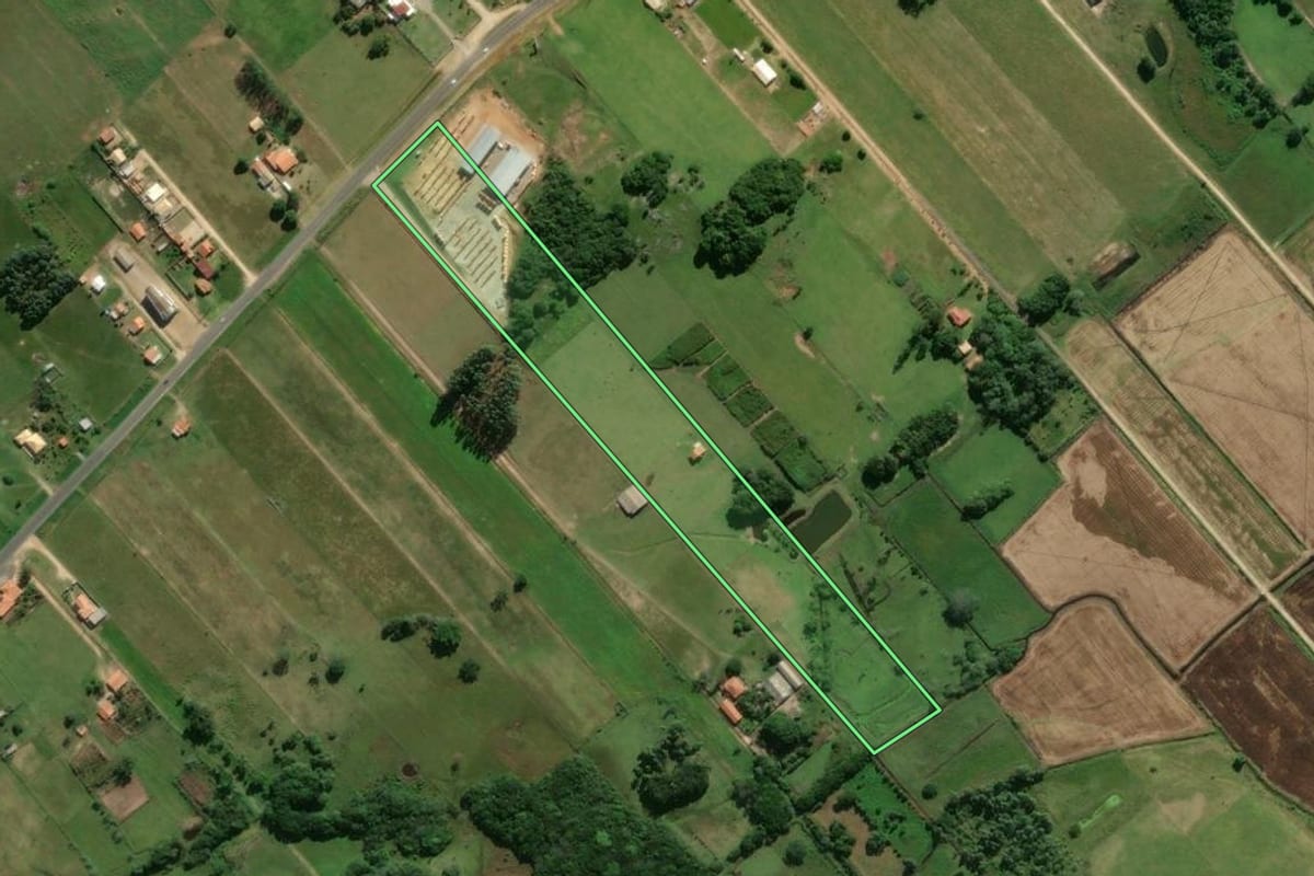Imagem de satélite do imóvel rural em Jaguaruna (SC), com o contorno declarado no CAR desenhado por cima.