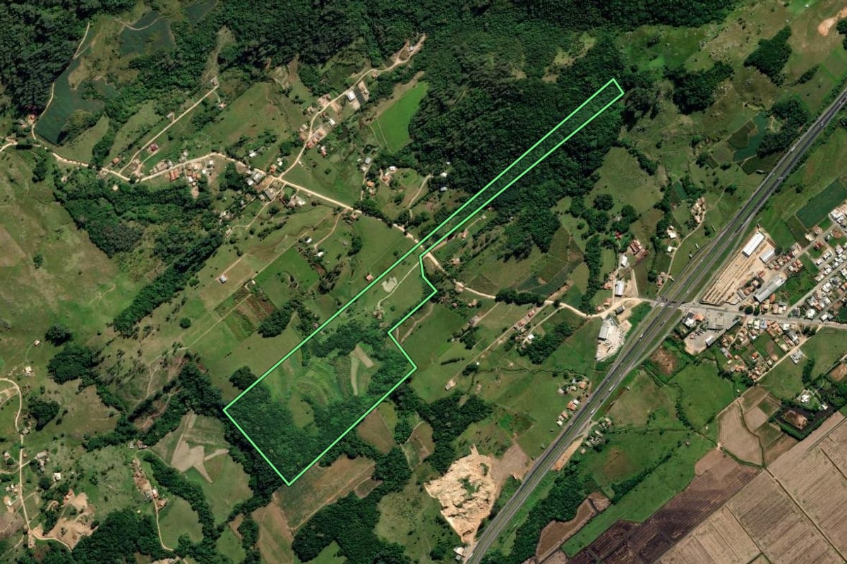 Imagem de satélite do imóvel rural em Jaguaruna (SC), com o contorno declarado no CAR desenhado por cima.