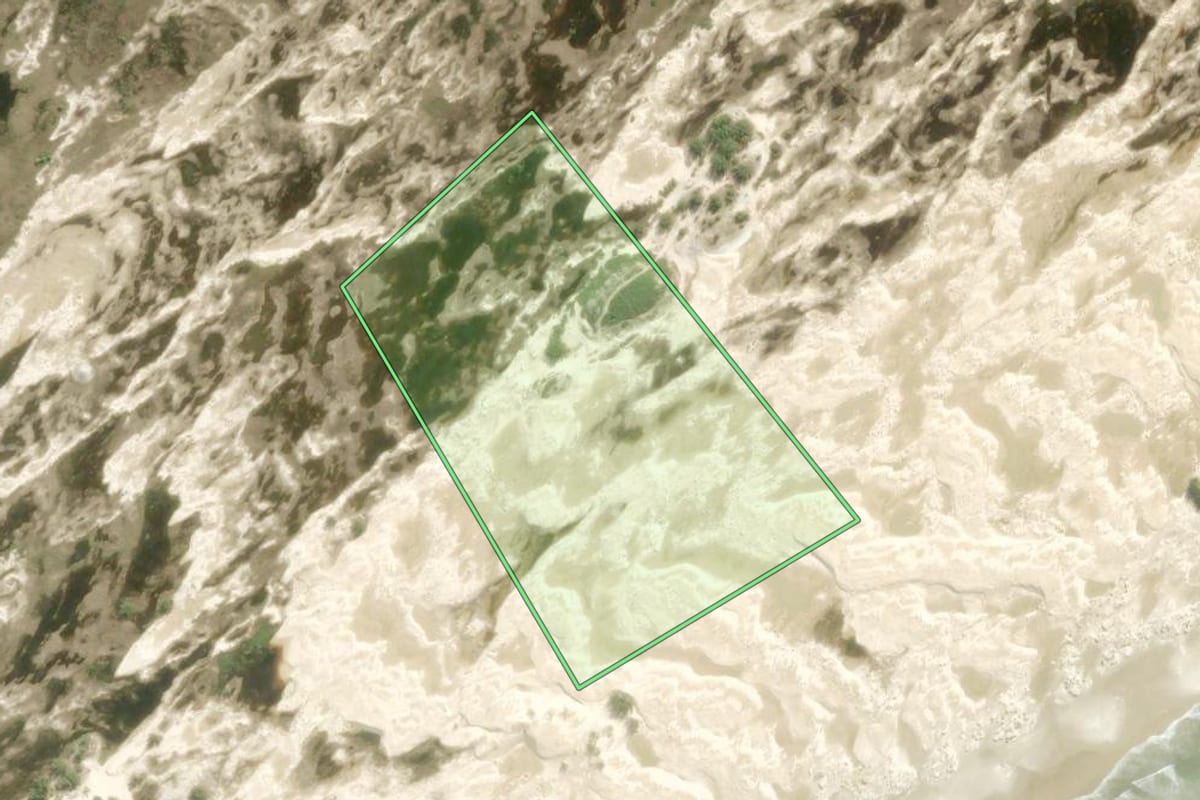 Imagem de satélite do imóvel rural em Jaguaruna (SC), com o contorno declarado no CAR desenhado por cima.