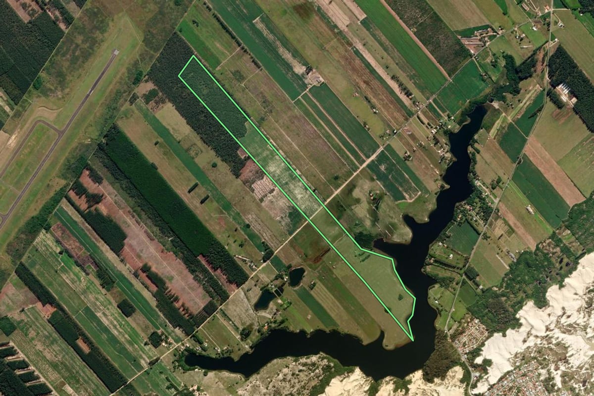 Imagem de satélite do imóvel rural em Jaguaruna (SC), com o contorno declarado no CAR desenhado por cima.