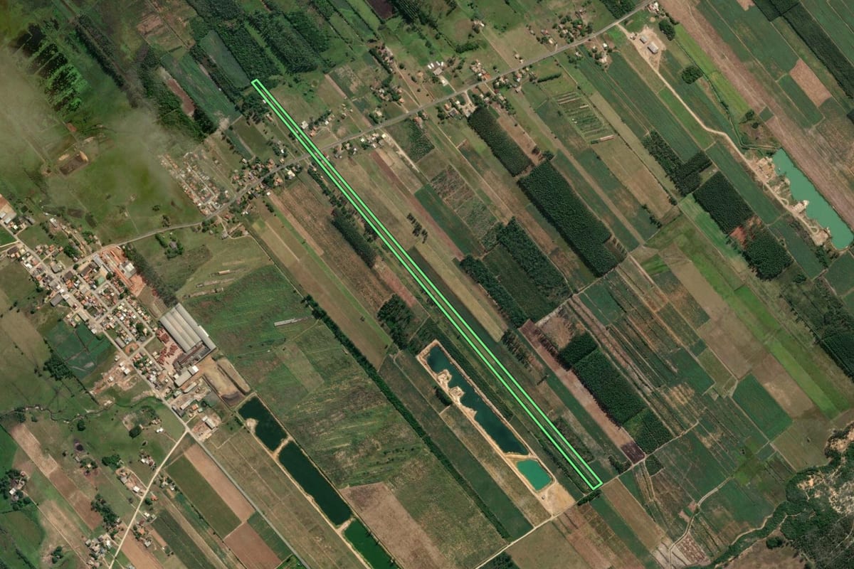 Imagem de satélite do imóvel rural em Jaguaruna (SC), com o contorno declarado no CAR desenhado por cima.