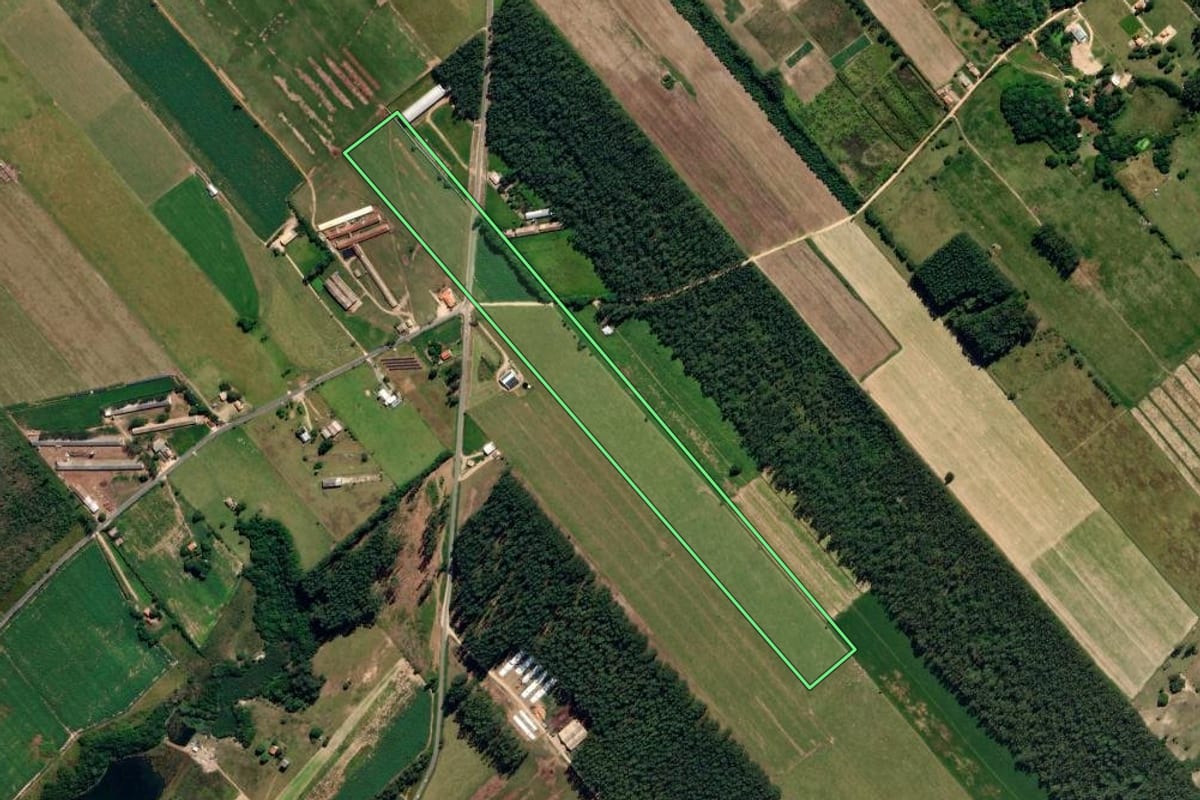 Imagem de satélite do imóvel rural em Jaguaruna (SC), com o contorno declarado no CAR desenhado por cima.