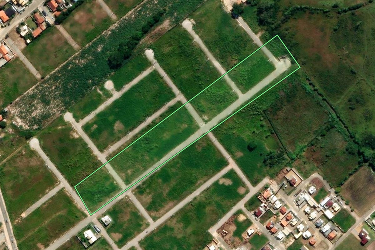 Imagem de satélite do imóvel rural em Jaguaruna (SC), com o contorno declarado no CAR desenhado por cima.