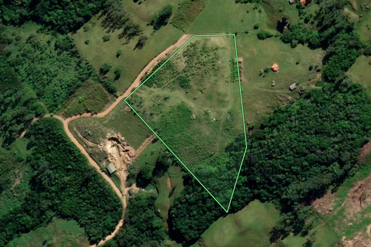 Imagem de satélite do imóvel rural em Jaguaruna (SC), com o contorno declarado no CAR desenhado por cima.