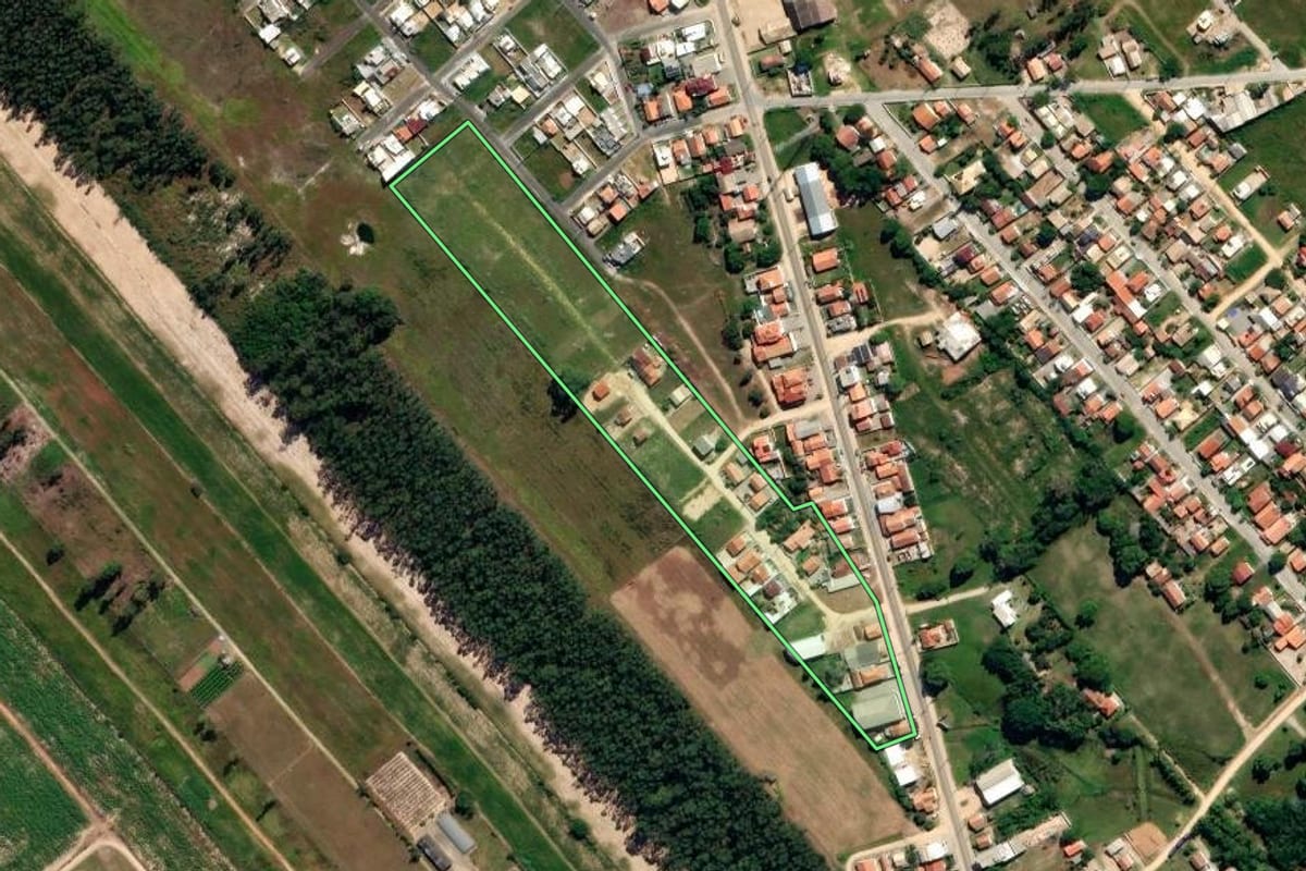 Imagem de satélite do imóvel rural em Jaguaruna (SC), com o contorno declarado no CAR desenhado por cima.