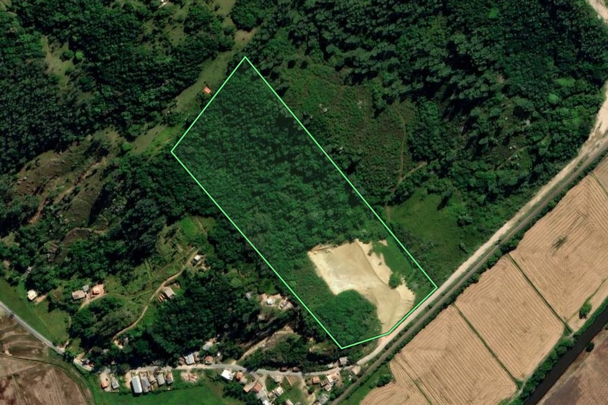 Imagem de satélite do imóvel rural em Jaguaruna (SC), com o contorno declarado no CAR desenhado por cima.