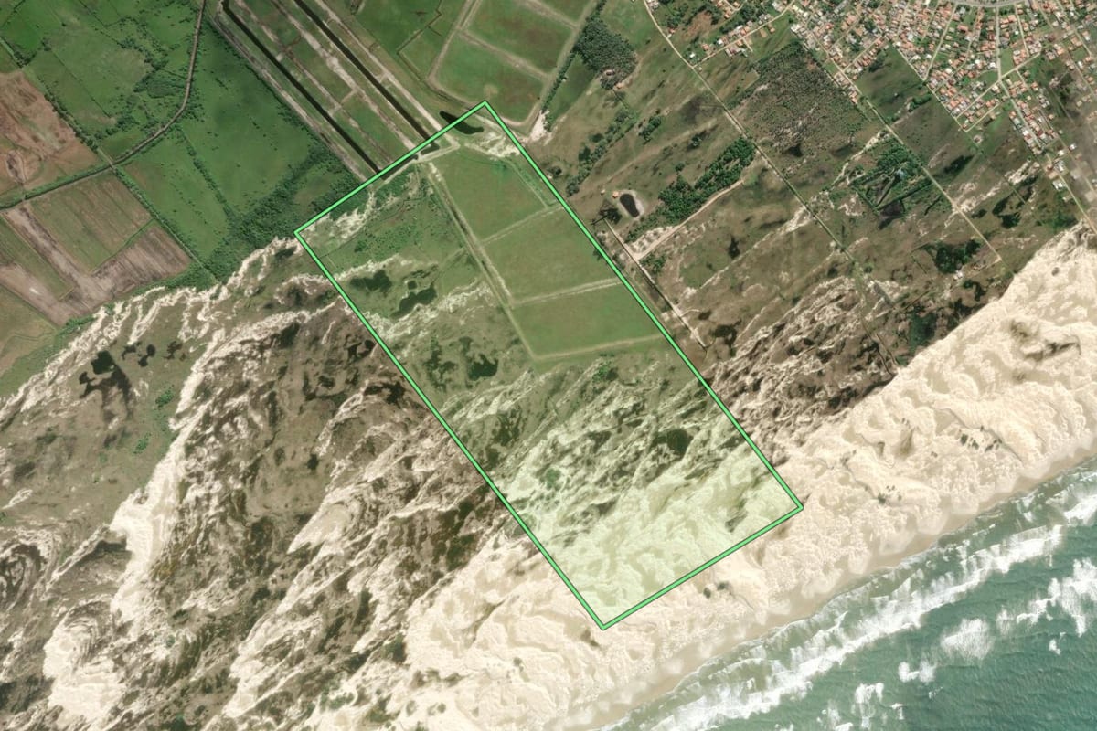 Imagem de satélite do imóvel rural em Jaguaruna (SC), com o contorno declarado no CAR desenhado por cima.